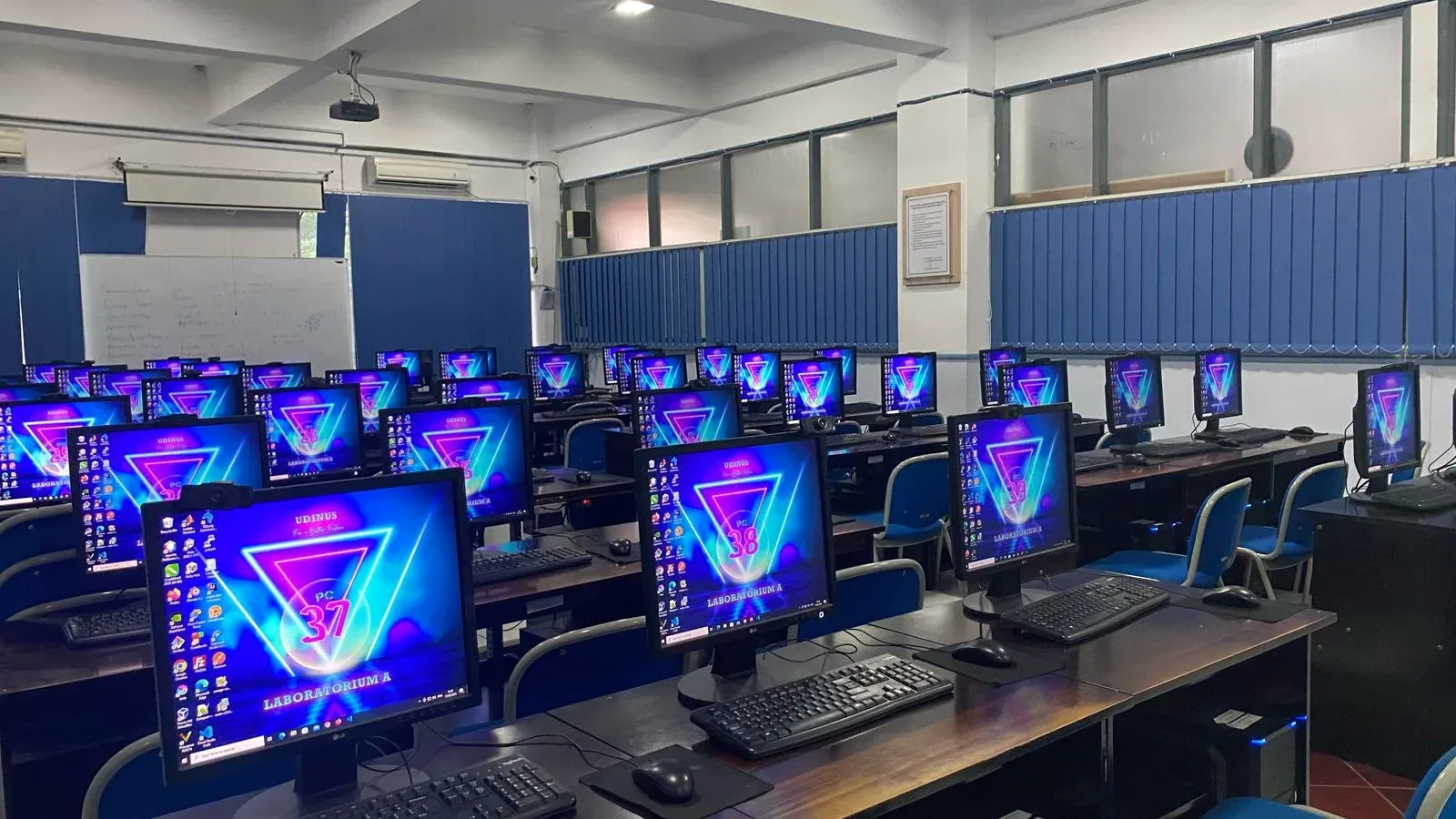 Laboratorium Komputer Mendukung Pembelajaran Berbasis Praktik
